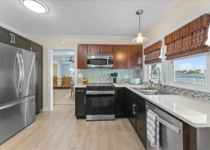 733 Bay Esplanade *