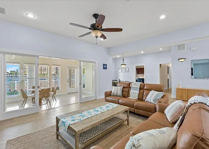 733 Bay Esplanade *
