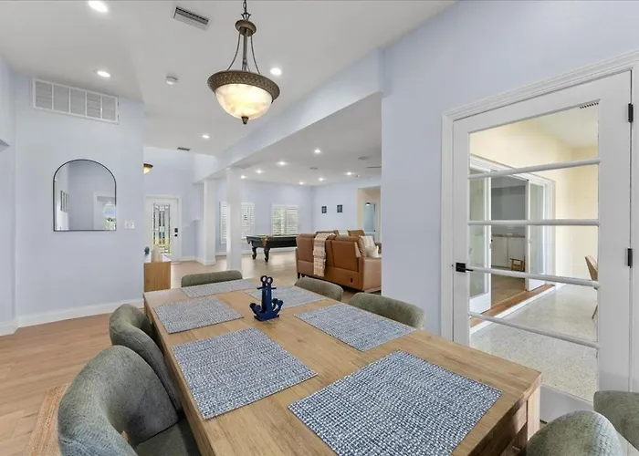 733 Bay Esplanade *