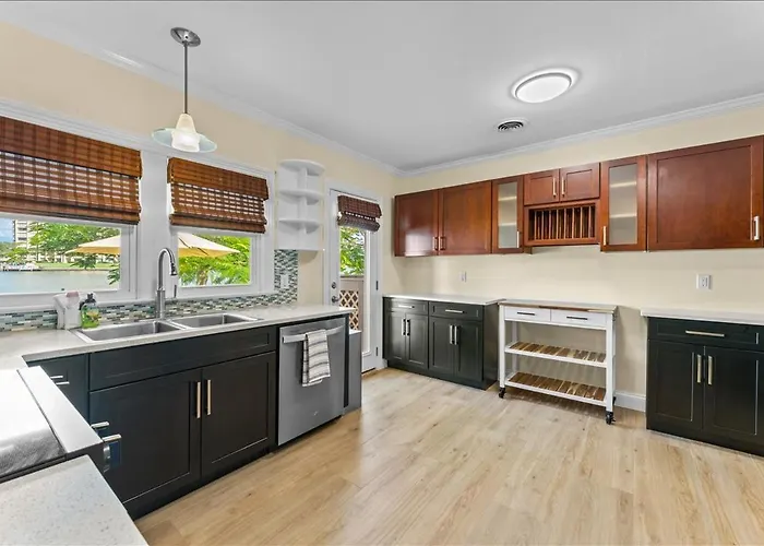 733 Bay Esplanade *